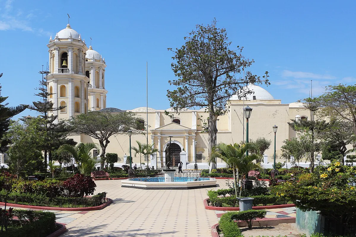 Catedral de Lambayeque frente a su plaza