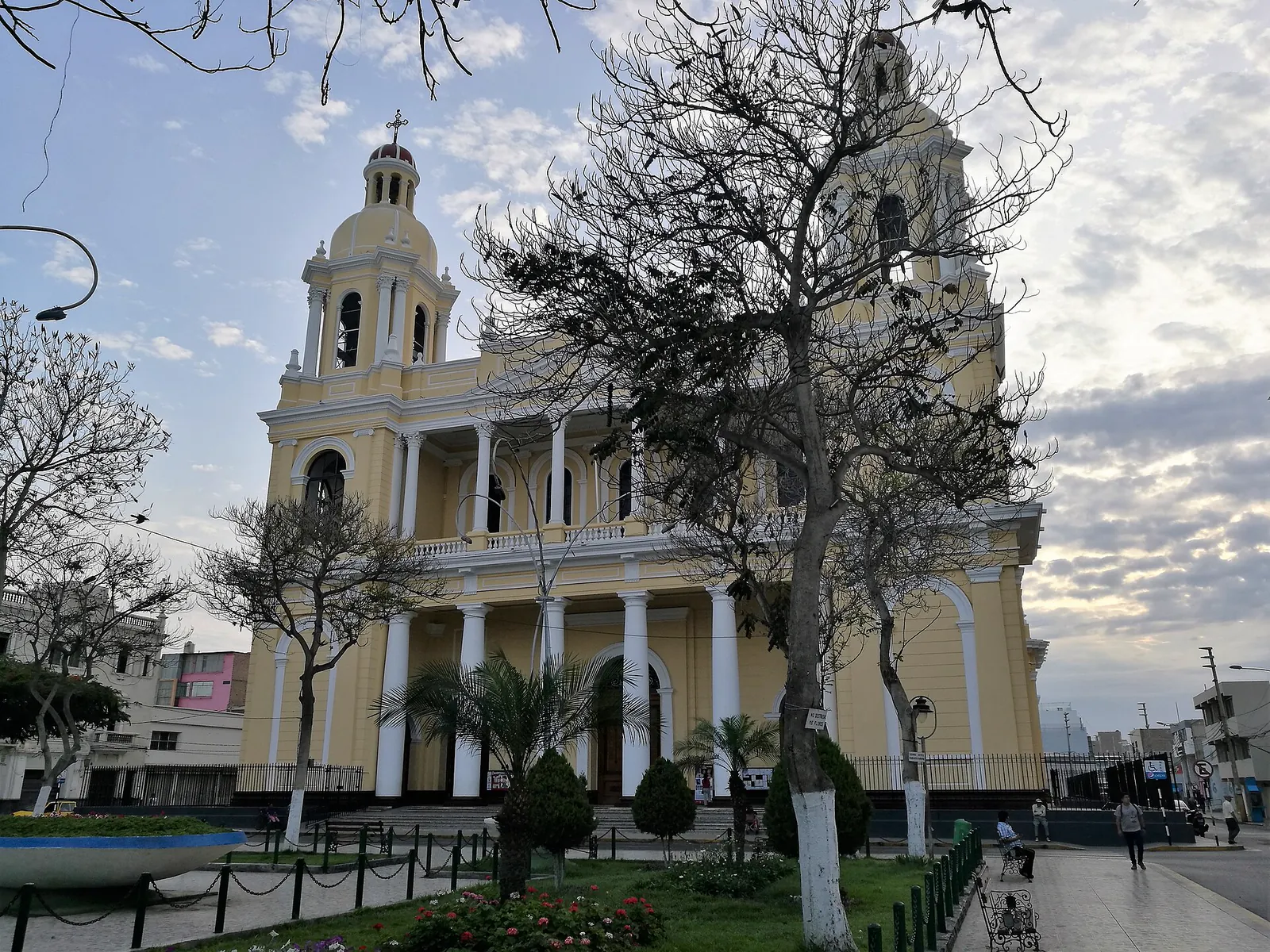 Catedral de Chiclayo desde la Plaza de Armas