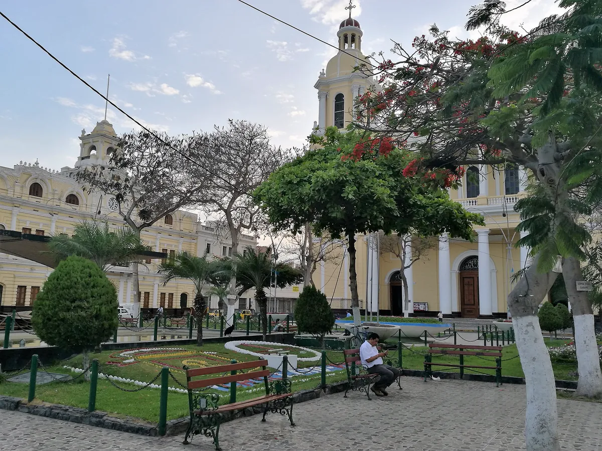 Jardines de la Plaza de Armas de Chiclayo con la catedral al fondo